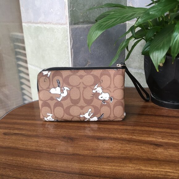 Coach X Peanuts Corner Zip Wristlet Wallet With Snoopy & Woodstock - Picture 2 of 10
